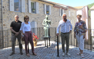 Installation d’une sculpture de Claude Rollin-Cellier