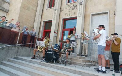 Une harmonie Suisse anime le marché dominical.